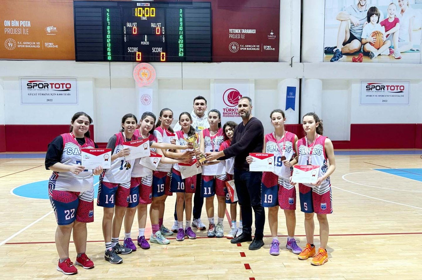 Sanko okulları basketbolda şampiyon oldu;