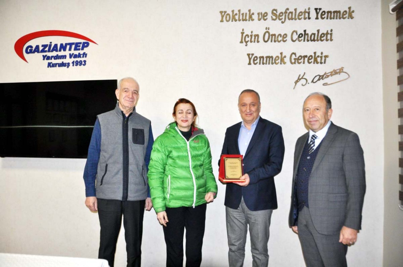 Gaziantep Yardım Vakfı'na teşekkür plaketi;