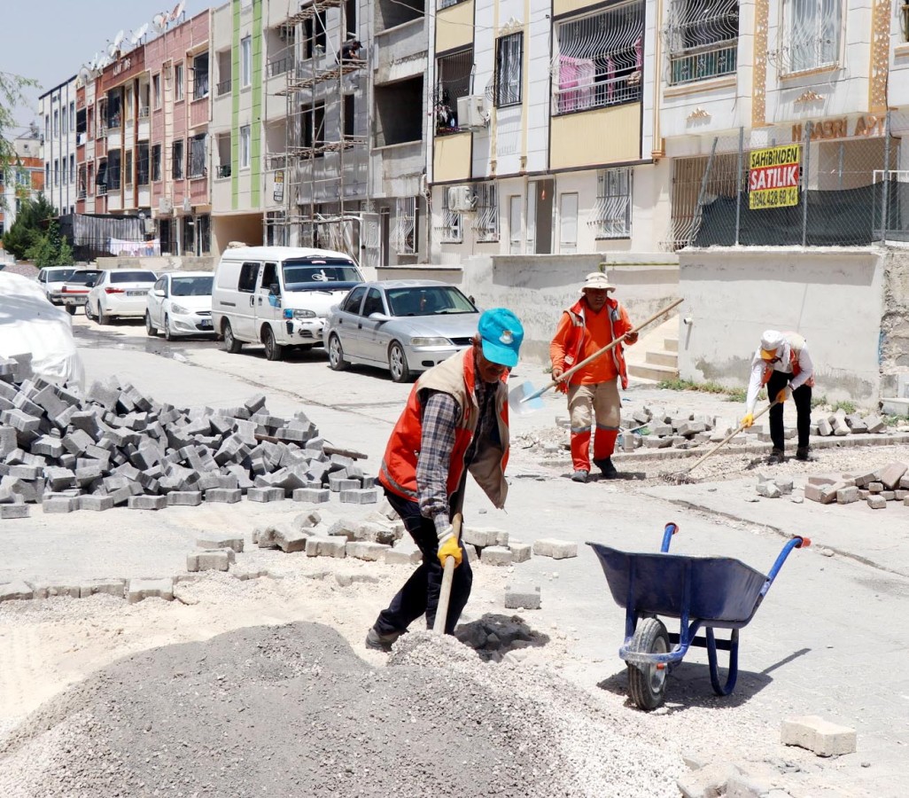 11 ekip ile 7 mahallede üstyapıyı yeniliyor;