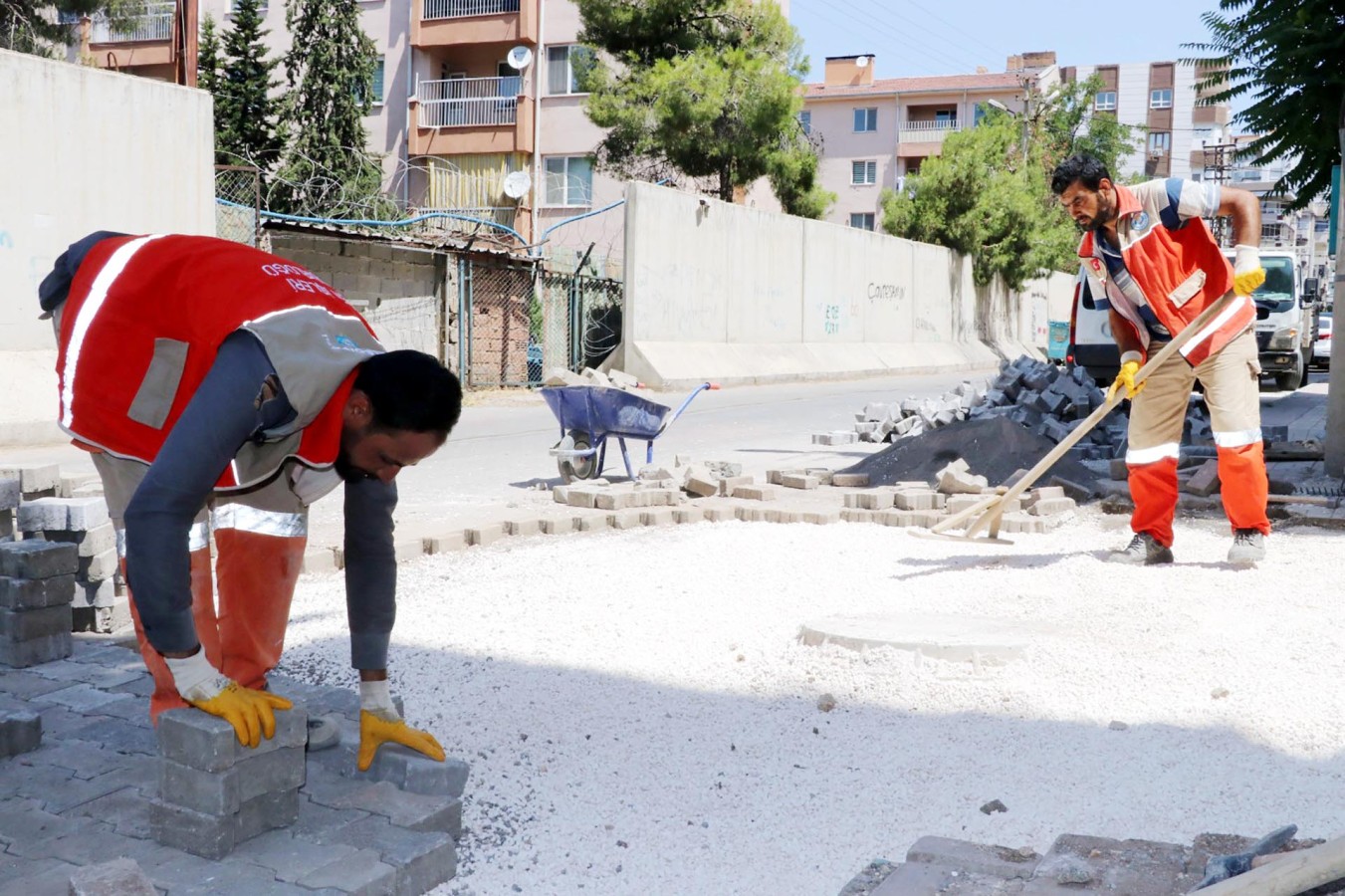 Üstyapı hizmetleri mahalle mahalle sürüyor