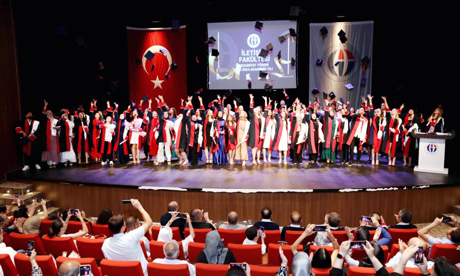 İletişim Fakültesi mezunları diplomalarını aldı;