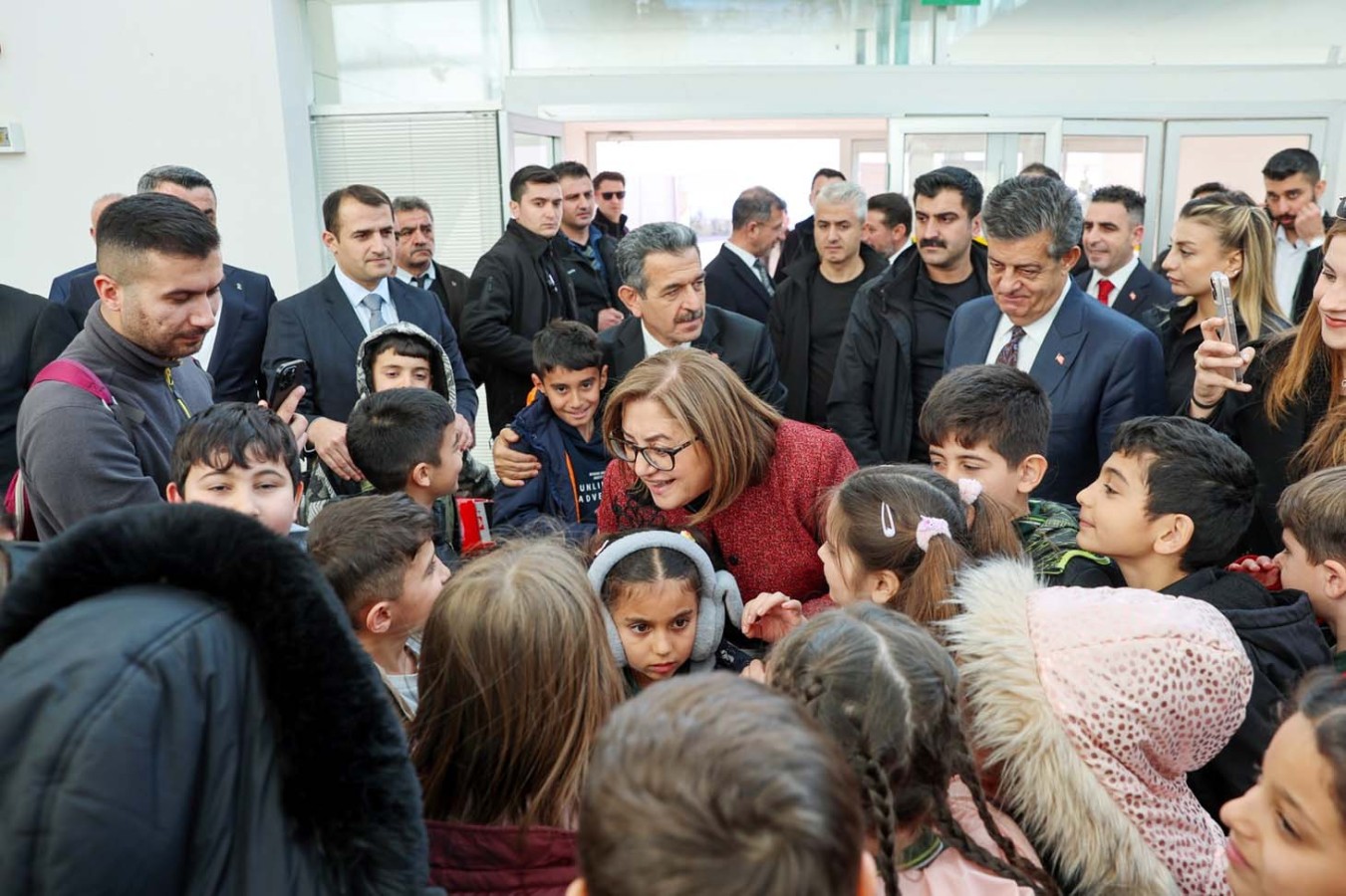 Fatma Şahin Şırnak’ta miniklerle beraber tiyatro oyunu izledi;