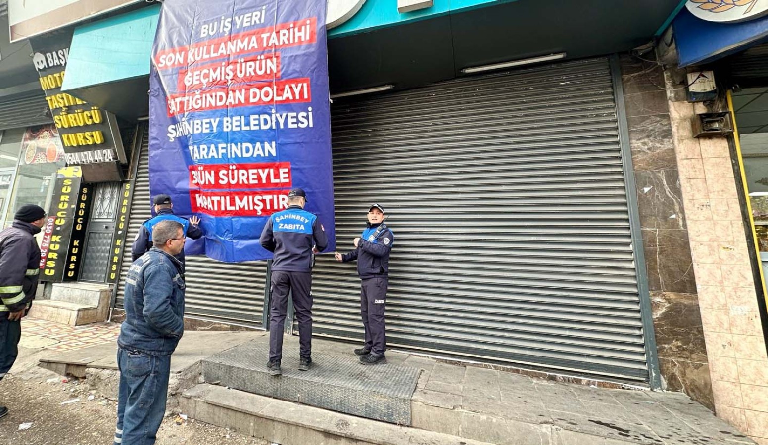 Şahinbey Belediyesi zincir marketin 2 şubesini kapattı;