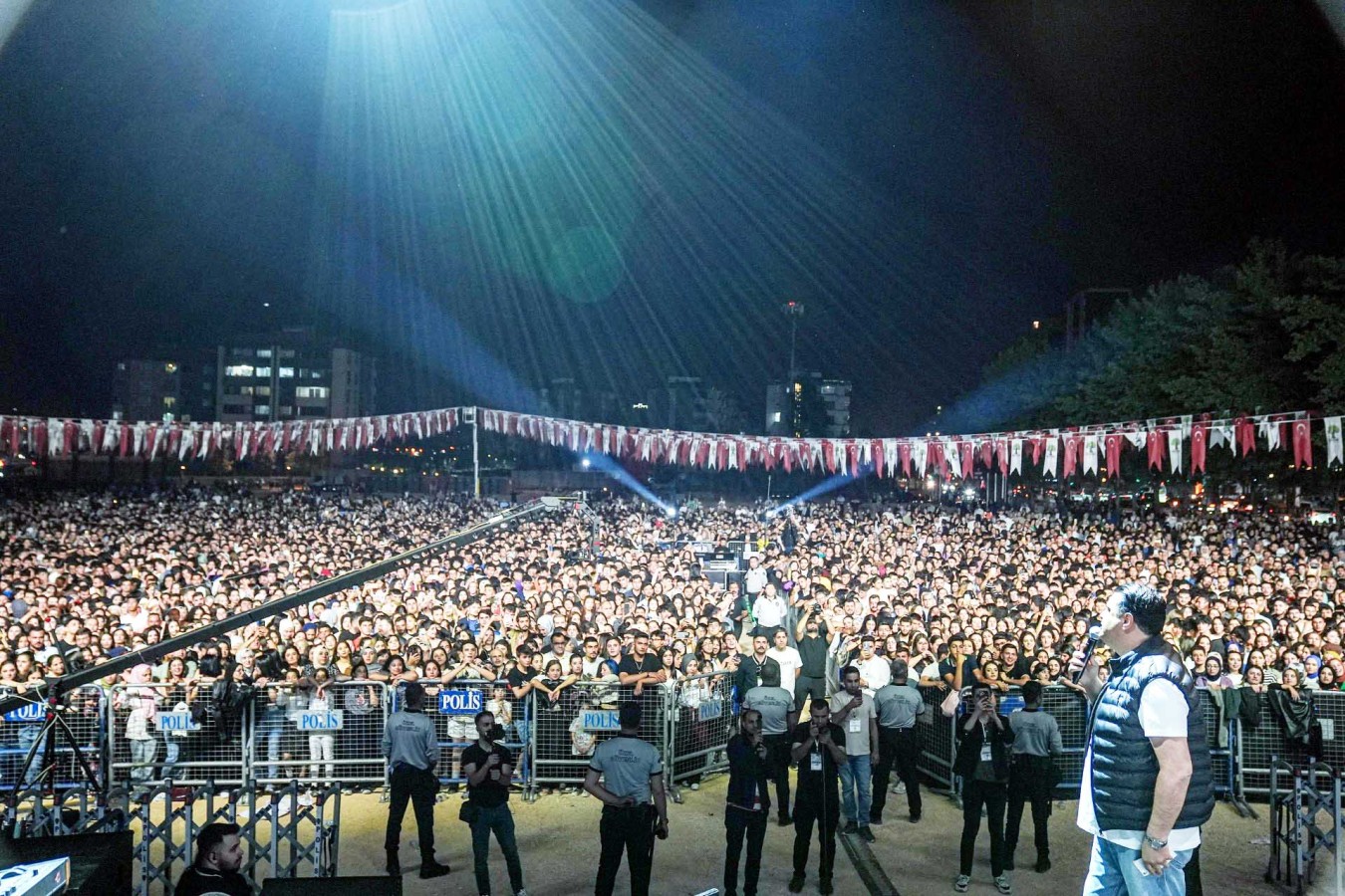 Gençler, bayram coşkusunu konserle yaşadı;