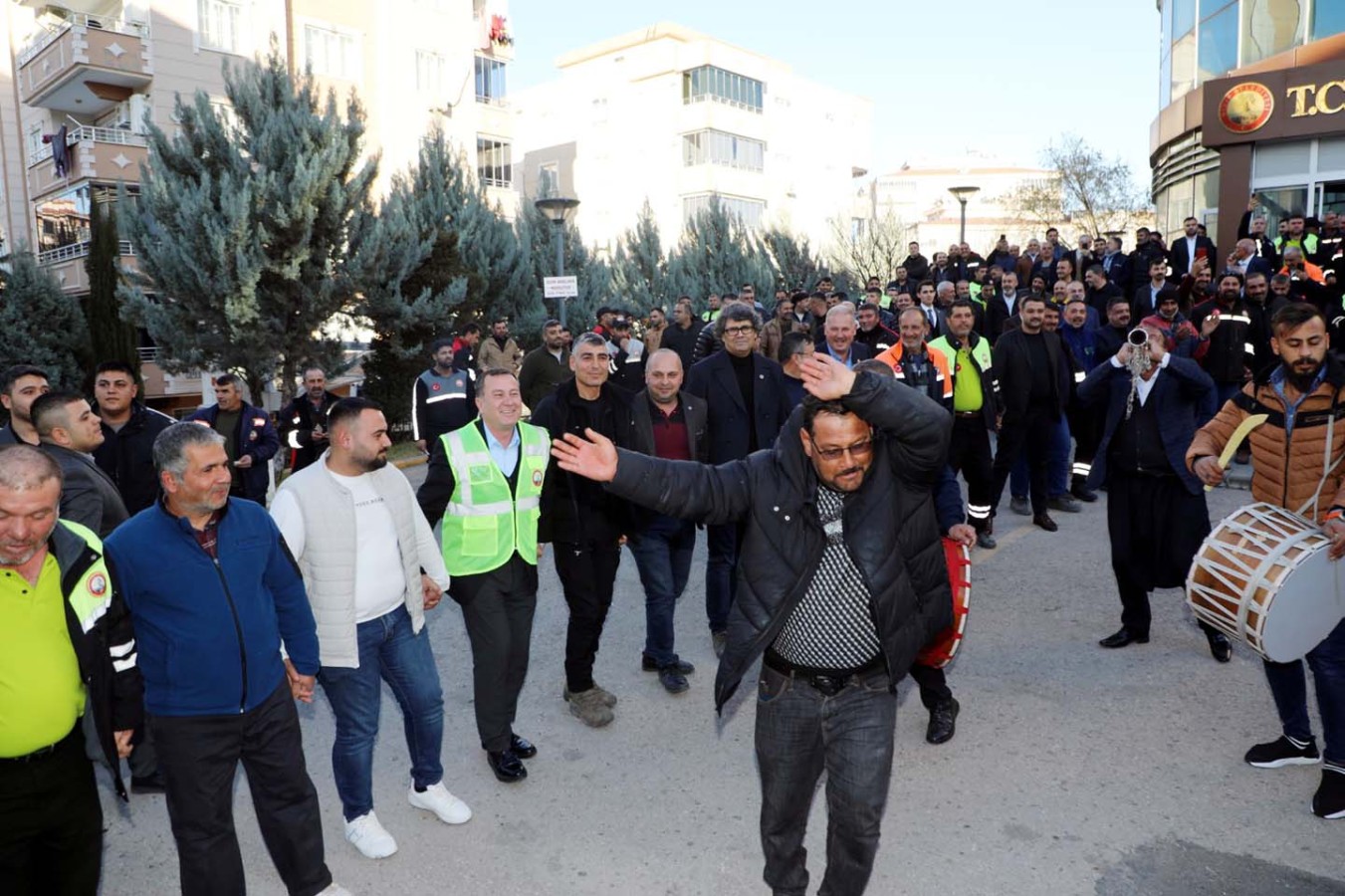 Nizip Belediyesi işçileri, zamlı maaşlarını halaylarla kutladı;