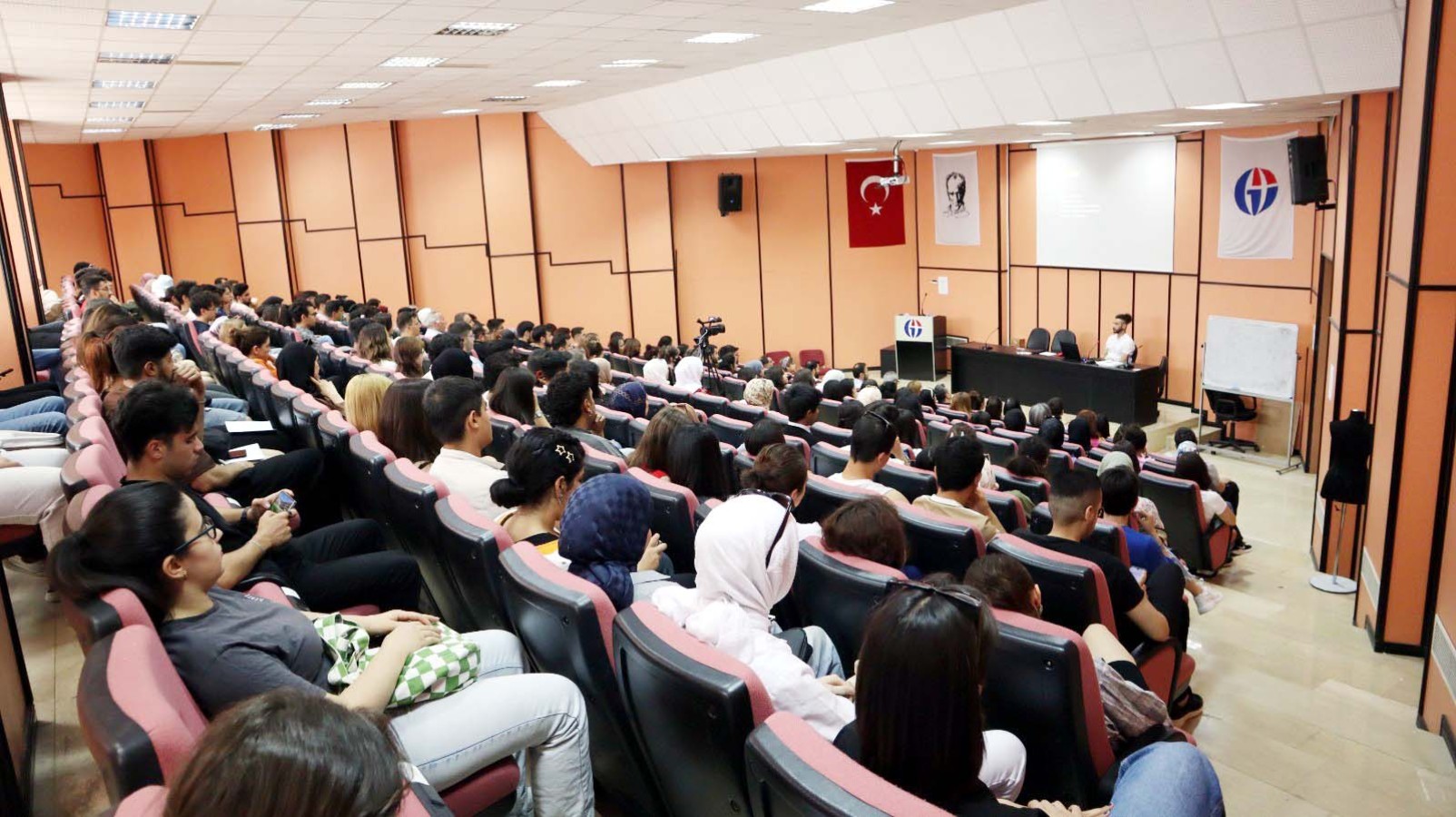 Üniversite öğrencilerine yapay zeka semineri;