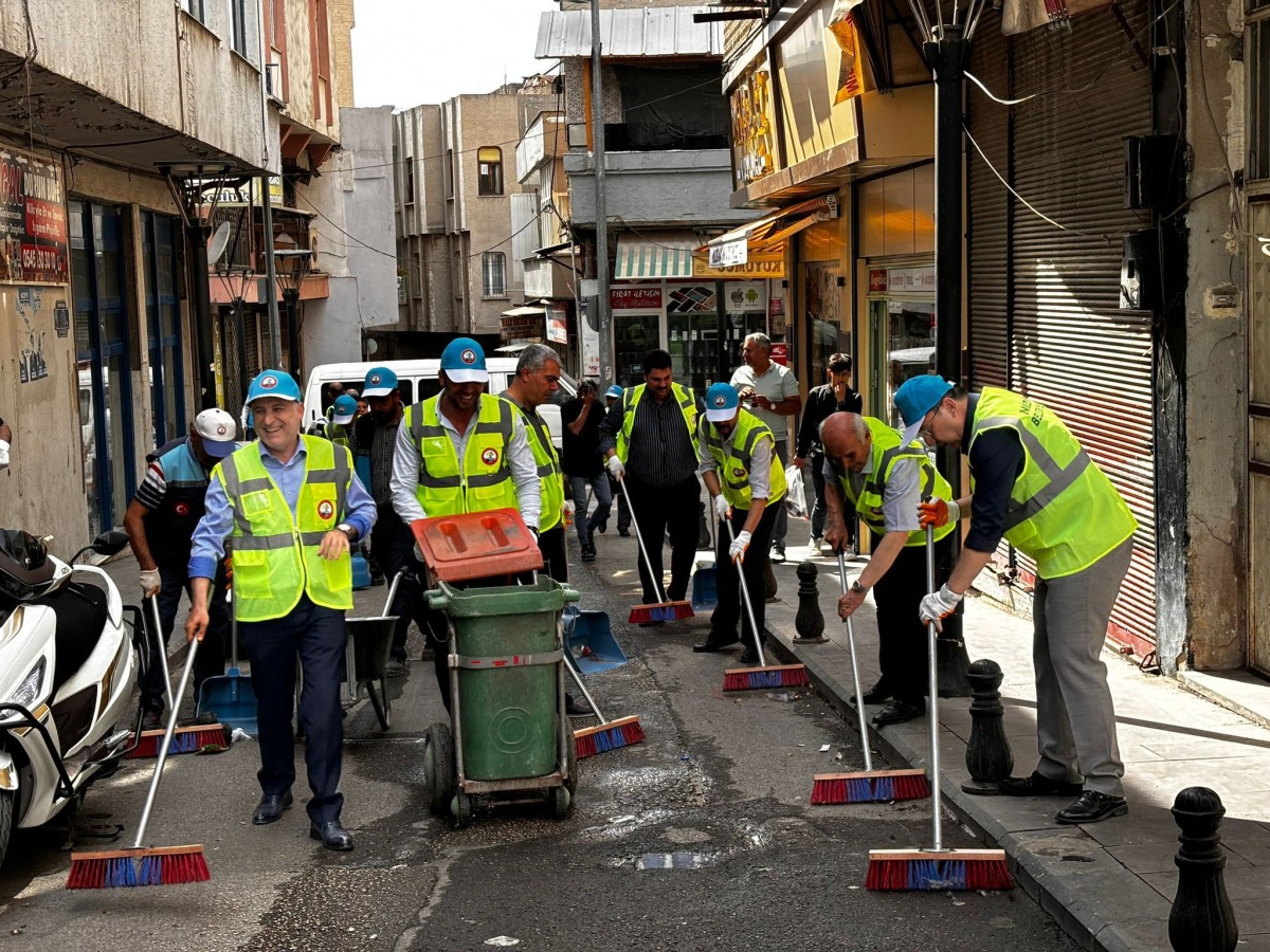 Belediye yetkilileri eline fırçayı alıp sokağa indi;