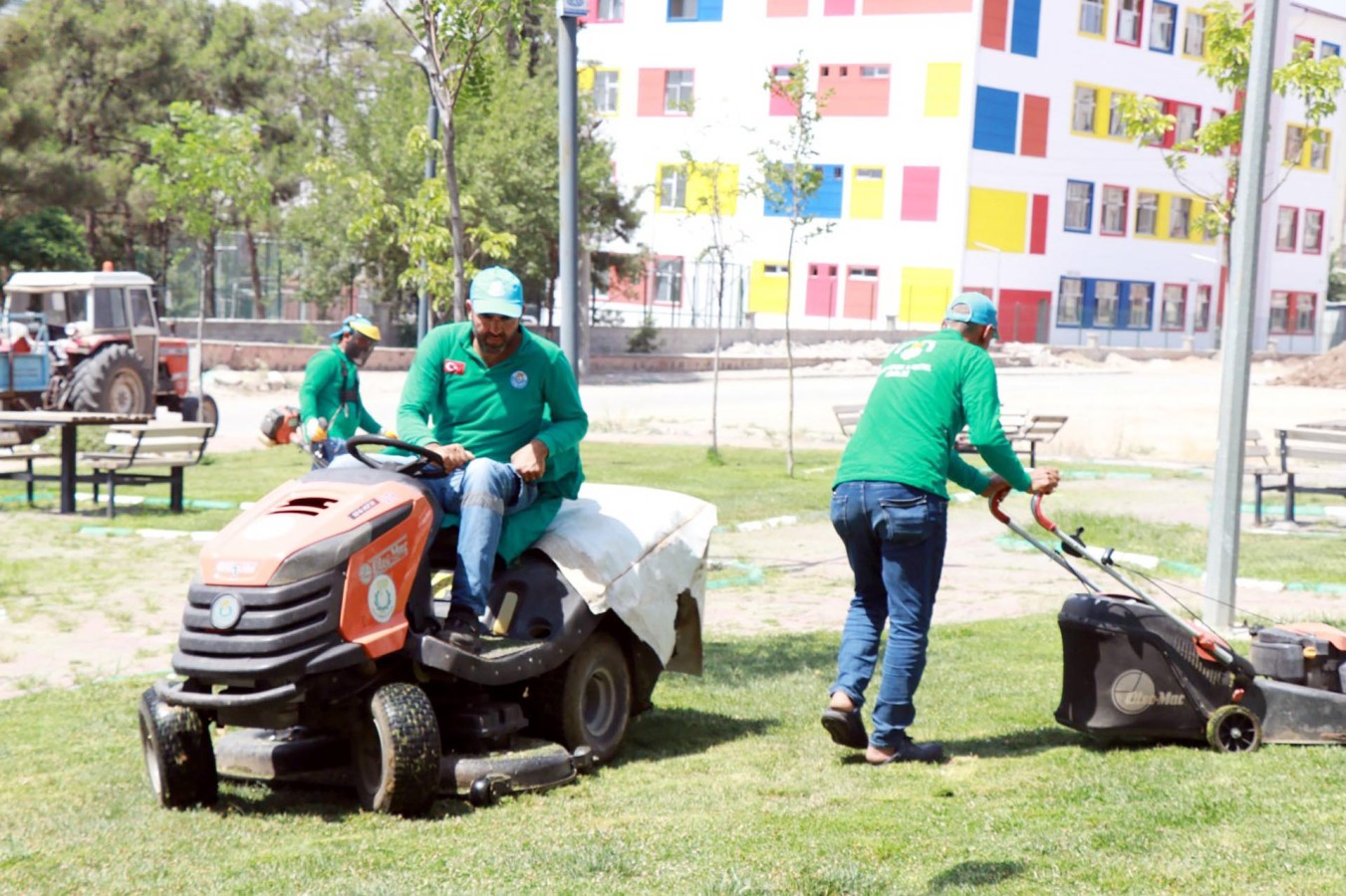 6 Parkta hummalı peyzaj çalışması;