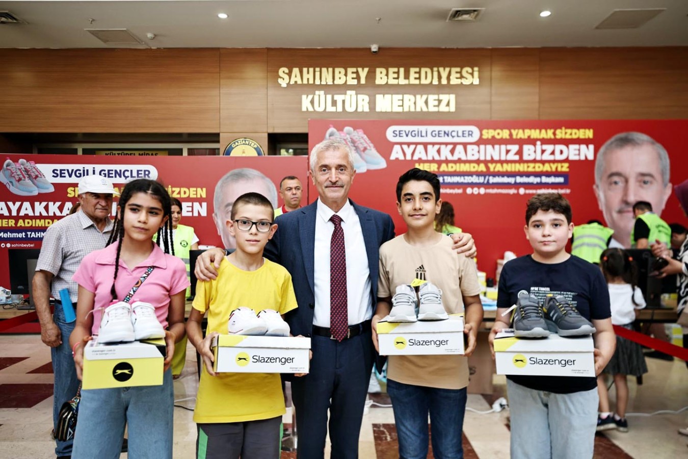 Öğrencilere 1 milyon 268 bin ayakkabı hediye edildi;