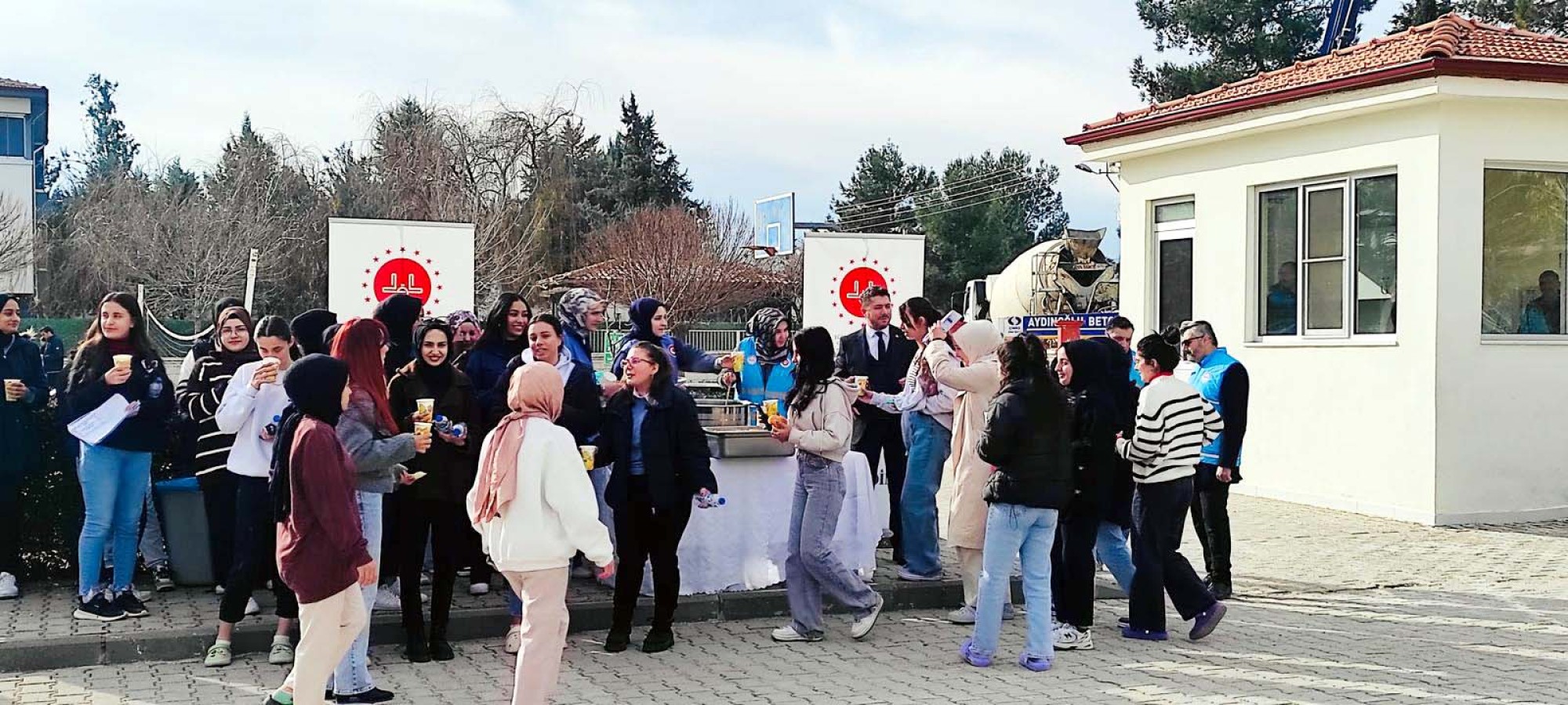 Üniversite öğrencilerine çorba ikramı;