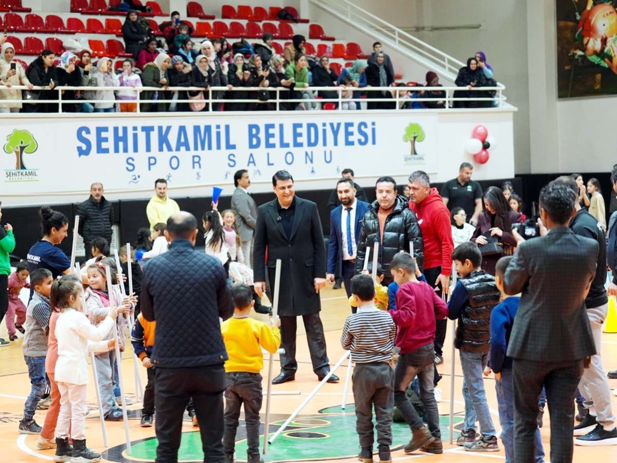 Başkan Yılmaz’dan çocuklara karne hediyesi;