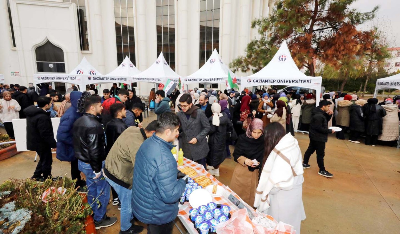 Üniversiteliler Gazze için kermes düzenledi;